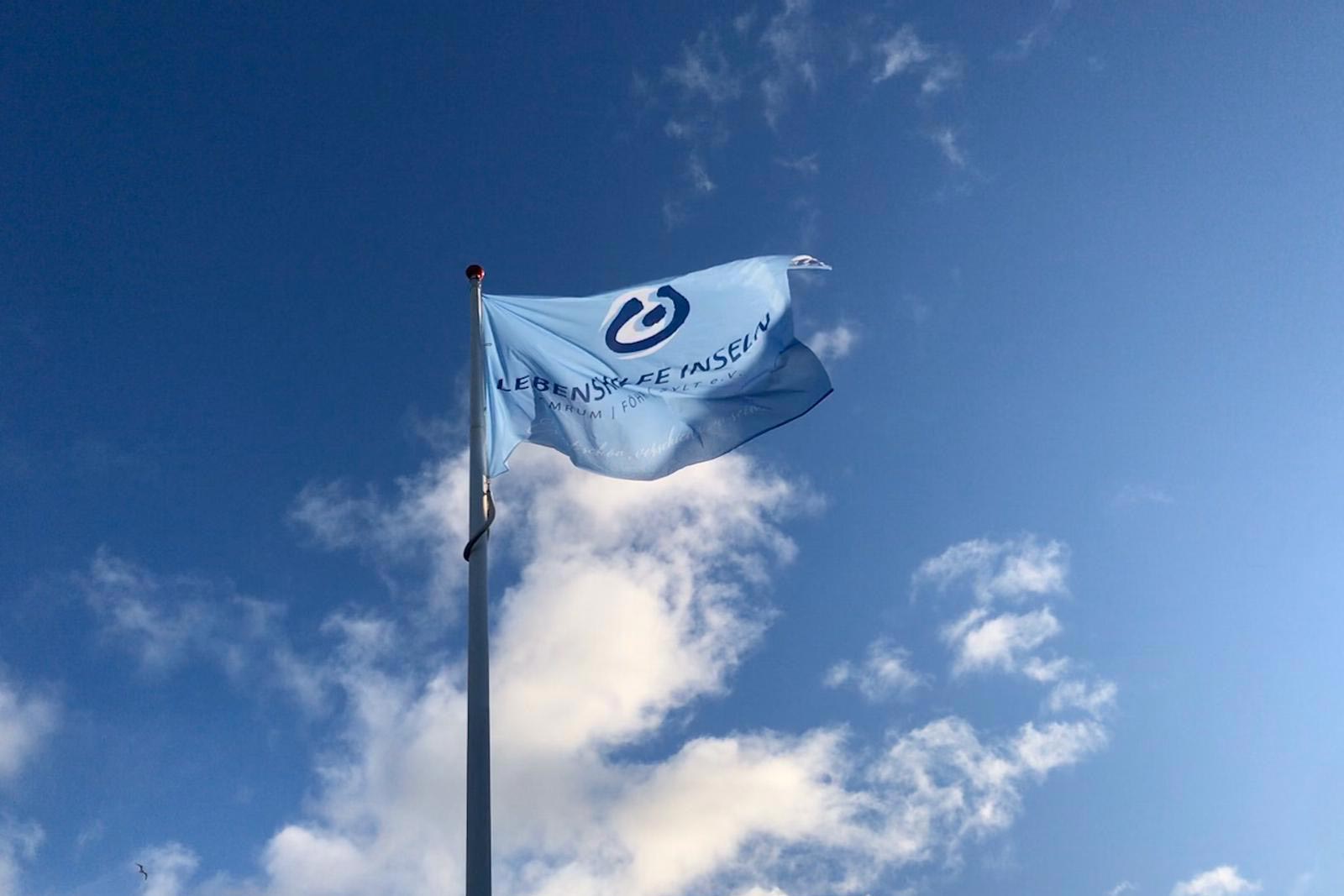 Fahne mit dem Logo weht im Wind