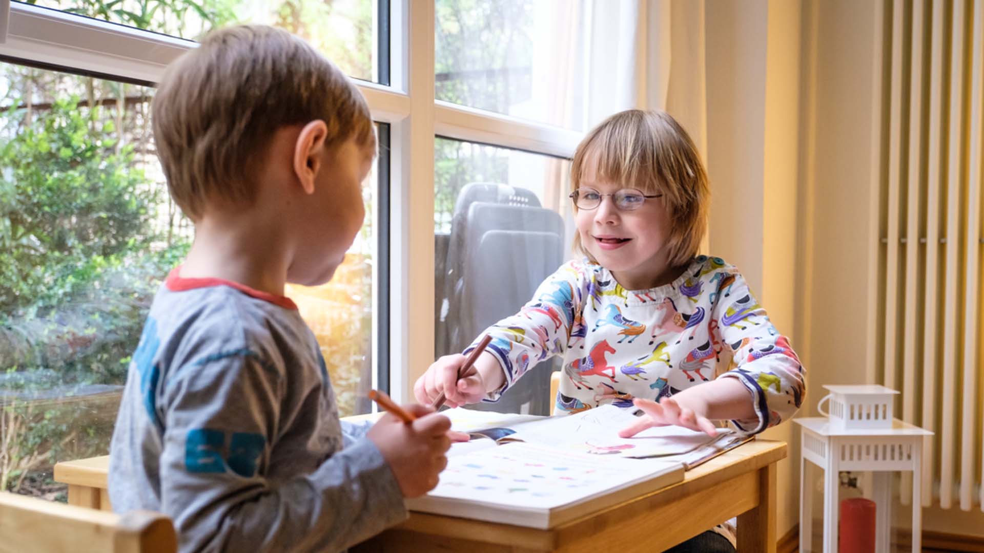 Zwei-Kinder-am-Tisch 1 Zwei Kinder am Tisch